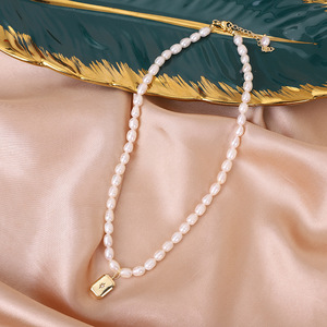 Collier pour femme en perles d'eau douce naturelles, nouveau design rétro, chaîne polyvalente pour pull - Product Image 2