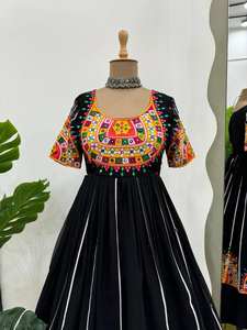 Presentamos un hermoso conjunto de lehenga con top de tela de georgette sintética en color negro especial. - Product Image 3