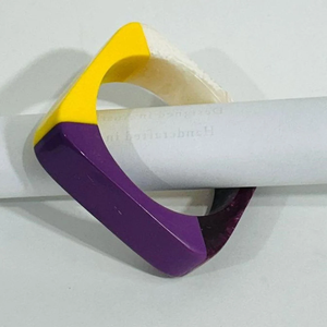 Bracelet manchette audacieux en résine, pièce artisanale unique, bijou d'art éco-responsable, modèle Ange - Product Image 2