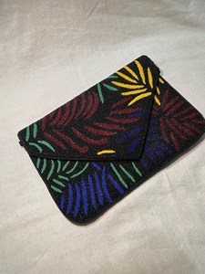Cartera de Mano Bordada a Mano con Diseño Étnico Colorido y Apariencia Elegante y Moderna - Product Image 1