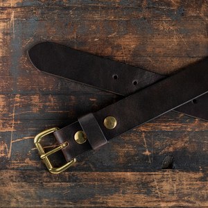 Ceinture décontractée pour homme en cuir véritable, cuir de vache, couleur unie, boucle rectangulaire en cuivre, durable, à porter au quotidien - Product Image 3