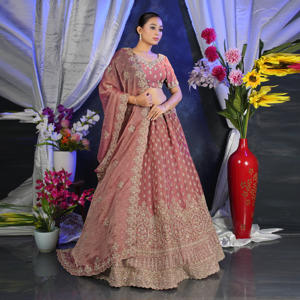 Ensemble Lehenga Choli de créateur avec finition effet mousse, ornements Zari anciens et bordure richement travaillée, et dupatta, pour femme, idéal pour les occasions festives - Product Image 2