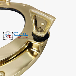 กระจกตกแต่งผนังทรงกลมขนาด 9 นิ้ว สีทอง ของ Tanishka Exports สำหรับตกแต่งบ้านสไตล์โจรสลัด ลายเรืออับปางสมัยใหม่ ทำจากอะลูมิเนียม เหมาะสำหรับงานแต่งงาน - Product Image 3