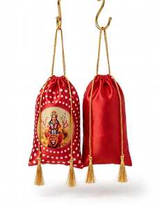 Sac cadeau en satin rouge avec cordon de serrage, pochette à suspendre, ornement à pompon, sac d'emballage pour festival - Product Image 1