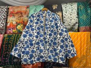 Chaqueta de Algodón Acolchada Reversible Hecha a Mano con Diseño Kantha de Jaif Textiles, Cierre con Botones de Cuerno, Ecológica, para Mujer - Product Image 3