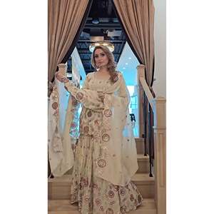 Salwar Kameez de Seda de Diseñador para Fiesta, Top con Sharara Plazzo y Dupatta, Ropa de Diseñador Elegante - Product Image 3