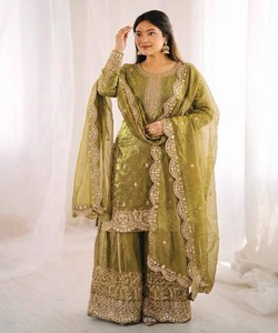 Conjunto de diseñador Fendi de seda con bordado y lentejuelas, top, pantalón palazzo y dupatta, ropa festiva, precio al por mayor, prenda étnica, color pistacho - Product Image 2