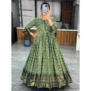 Vestido de Novia de Alta Calidad Estilo Indio Pakistaní, Diseño de Algodón y Seda con Estampado Kalamkari, Verde, Pishwas/Anarkali - Product Image 3