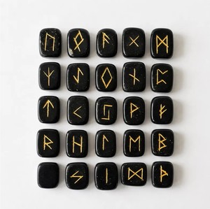 Ensemble de runes Futhark en jaspe noir naturel, fait main, thème Amour, avec pochette en velours noir et carte de runes - Product Image 1