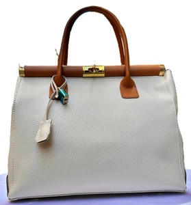 Sac fourre-tout élégant en cuir véritable fait main Royaa pour femme, avec détail lettre, portable, crème et marron, avec fermoir et poignée supérieure blanche - Product Image 1
