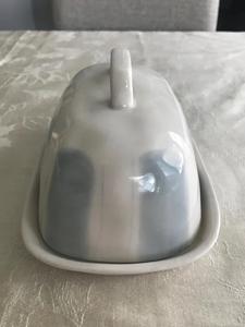 Plat de service profond moderne en céramique émaillée avec couvercle à poignée surélevée, durable, pour la cuisine, design élégant - Product Image 2