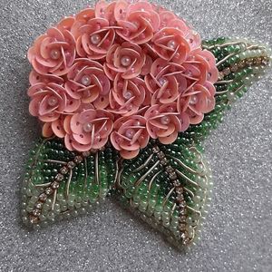 Broche florale de luxe brodée de perles MD HANDICRAFTS avec un savoir-faire de qualité supérieure pour femmes et enfants, idéale pour les mariages et les fiançailles - Product Image 1