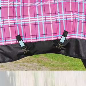 Manta impermeable rosa a cuadros para caballo con solapa media para la cola, doble cierre en el pecho y acolchado suave para uso exterior en verano. - Product Image 5