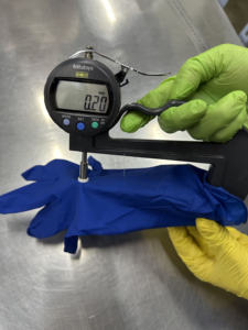 Guantes de Látex sin Polvo de Alta Resistencia de Malasia, 8 Milésimas de Pulgada, 300 mm (12 Pulgadas), Color Azul Marino, Material de 13 g, Protección Extra - Product Image 2