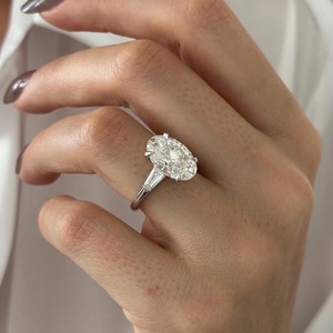 Ensemble de Bague de Fiançailles en Or Blanc 14K avec Diamant Oval de 5 Carats Cultivé en Laboratoire, Trois Pierres et Diamants Latéraux Baguette Affûtés, Certifié IGI - Product Image 6