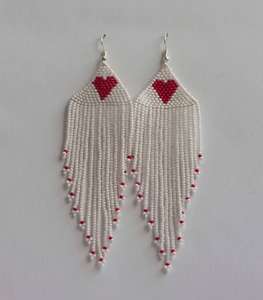 Boucles d'oreilles décoratives en perles de verre pour occasions spéciales, rehaussant l'ensemble de l'image grâce à la brillance élégante des perles. - Product Image 1