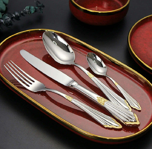 Ensemble de couverts en or poli exquis, avec de magnifiques poignées géométriques modernes à facettes, qualité supérieure disponible à prix de gros. - Product Image 5