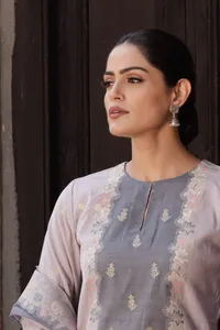 Colección Safaa Maysa: Tela de algodón premium tejida con diseño Chikankari sin coser, con dupatta a juego. Ropa étnica al por mayor. - Product Image 4