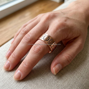 Anillo de Cobre Puro Premium con Árbol de la Vida • Anillo de Lujo con Grabado de Hojas Botánicas y Propiedades Curativas - Product Image 3