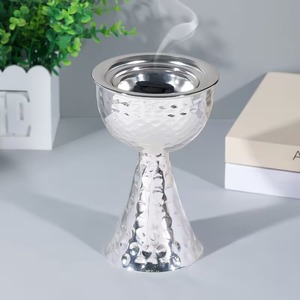 Juego de quemadores de incienso con diseño de cáliz martillado ornamentado en acabado dorado y plateado con bases de pedestal acampanadas para aromaterapia relajante - Product Image 3