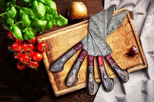 Ensemble de couteaux de chef à motif damas artisanal, 5 pièces, avec manches en bois et étuis en cuir - Product Image 5