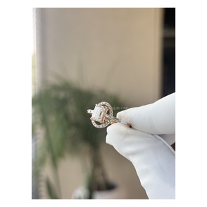 Anillo de compromiso moderno con diamante de laboratorio de corte esmeralda de 1.45 ct y halo con engaste de baguette de orientación este-oeste para mujer - Product Image 2