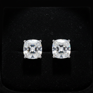 Boucles d'oreilles clous solitaires en or blanc 14 carats avec diamant taille coussin, 4 griffes, unisexe, tendance mariage, certifiées IGI, bijoux fins - Product Image 3