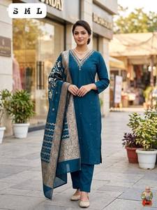 Ensemble Kurti-Pant en soie romaine de qualité supérieure avec travail artisanal Khatli et broderie, et Dupatta imprimée/zari – Fournisseur indien - Product Image 5