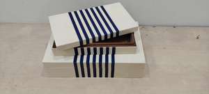 Boîtes à bijoux personnalisées en résine et bois MDF avec gravure de nom sur mesure et plusieurs compartiments de rangement pour un usage cadeau - Product Image 5