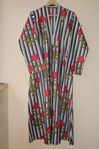 Vestido largo de algodón con estampado a mano para mujer, gris con rayas y flores rojas, corte holgado, cuello en V. - Product Image 5
