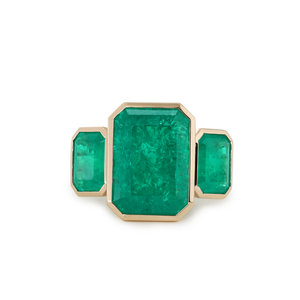 Anillo de compromiso de oro amarillo de 14K con tres piedras de esmeralda colombiana cultivada en laboratorio, corte esmeralda TCW de 10*14mm, engaste completo. - Product Image 2
