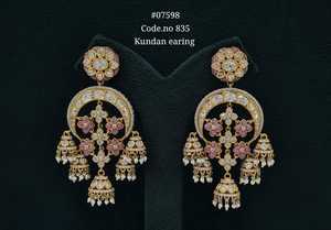 Boucles d'oreilles pendantes Kundan 07589, couleur or, motif floral, style chandelier, avec pierres vertes et blanches, bijoux pour mariage et fête - Product Image 5