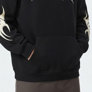 Sudadera con Capucha Negra para Hombre, Estilo Urbano Holgado con Estampado Tribal Blanco en la Parte Delantera y de las Mangas, 100% Algodón - Product Image 6