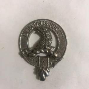 Este es un distintivo o broche del Clan Kennedy, con el escudo y el lema del clan. - Product Image 3