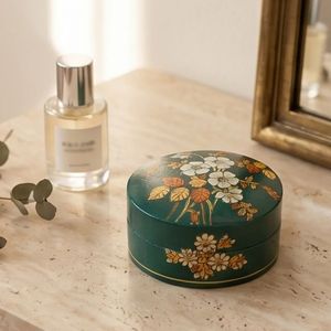 Caja de Joyería Cilíndrica Premium con Estampado Floral Cachemir en Color Verde, Estilo Tradicional con Tapas para Almacenamiento de Joyas - Product Image 6