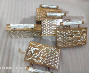 Sofisticado bolso de mano de madera con un hermoso patrón floral de nácar - Product Image 3