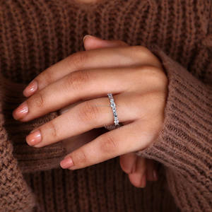 Anillo de compromiso y aniversario de boda de oro macizo de 14K con diamante cultivado en laboratorio de corte baguette, banda apilable de oro amarillo con pavé, regalo perfecto - Product Image 6