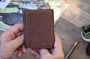 กระเป๋าสตางค์หนังแท้แบบสามพับสำหรับผู้ชาย ป้องกัน RFID  ใส่บัตรเครดิตได้  บางเฉียบ  พร้อมที่หนีบเงิน  รับสกรีนโลโก้ NTW-0005 - Product Image 5