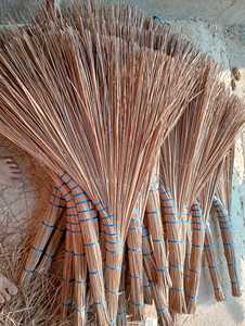 ไม้กวาดมะพร้าวธรรมชาติสำหรับทำความสะอาดสวนหลังบ้าน ยาว 120 ซม. ด้ามไม้แห้ง เป็นมิตรกับสิ่งแวดล้อม ทนทาน ใช้กวาดใบไม้ - Product Image 4