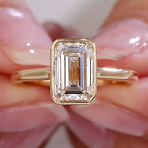 Bague de fiançailles et de mariage de luxe pour femme, personnalisée, avec diamant de laboratoire taille émeraude 4 carats, plaqué or 14 carats, certifiée IGI, sertie à griffes - Product Image 6