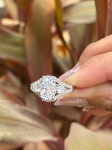 Elegante Anillo de Compromiso de Diamantes para Novia con Diseño Clásico de Corte Redondo Escalonado a Buen Precio - Product Image 2