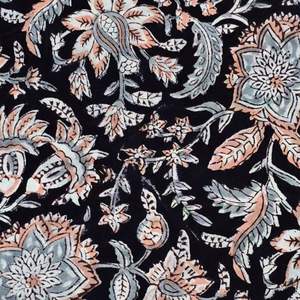 Tela de Algodón Estampada a Mano con Nudos, Diseño Floral Artesanal Tradicional, Textil para Ropa, Decoración del Hogar, Ecológico y Sostenible - Product Image 2