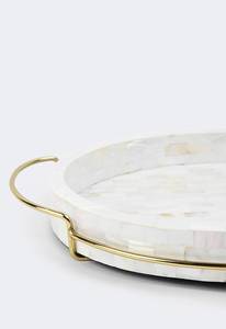 Plateau de service ovale en nacre fait main avec un design minimaliste en mosaïque de coquillages et des poignées en métal, design contemporain pour la décoration de la maison - Product Image 2