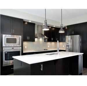 Meuble de cuisine moderne CANA, style transitionnel, avec base modulaire à poignée texturée foncée et rangement mural suspendu, fabrication directe sur mesure. - Product Image 6