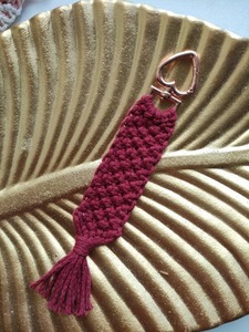 Porte-clés en macramé multicolore en forme de cœur, fait main, objet décoratif pour sac, idéal pour clés, sacs, sacs à main, sacs à dos, accessoire. - Product Image 3