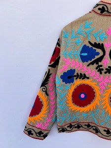 Veste réversible matelassée Cotrise avec broderie florale Suzani, style bohème, ouverte sur le devant |   Coton biologique respirant pour l'automne/hiver - Product Image 5