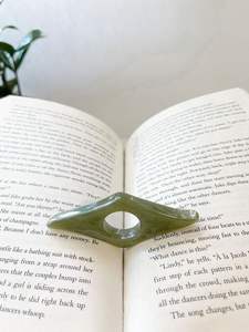 Soporte de Resina Hecho a Mano para Páginas de Libro, Lector de Pulgar y Dedo |   Herramienta de Lectura con una Sola Mano para Libros, Novelas y Revistas - Product Image 4