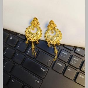 Pendientes Clásicos Dorados Tipo Huggie con Circonita y Perla, Diseño de Flor de Moda, Colgantes para Fiestas - 11058828GL - Product Image 1