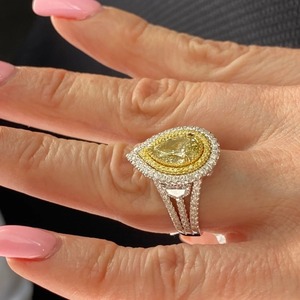 Bague à trois rangs en or blanc 18 carats avec diamant de laboratoire fantaisie taille poire, double halo, 2,00 carats, minimaliste, certifié IGI, clarté VVS - Product Image 4