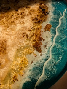 Mesa de Comedor Redonda Hecha a Mano con Resina, Mesa de Centro de Madera Epoxi con Diseño de Olas Oceánicas y Playa - Product Image 2